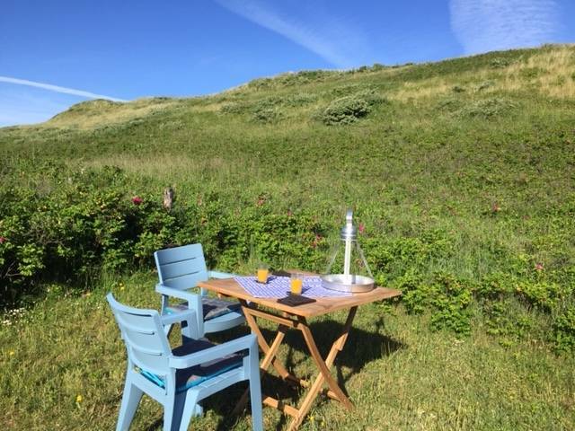 Ontbijten in de tuin van ons Griekse duinhuisje aan zee